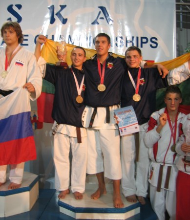Jaunių komandinÄ—s kumite apdovanojimas: bronzos medalius iÅ¡kovojo T. Žvirblis, R. RadžiÅ«nas, R. Murauskas