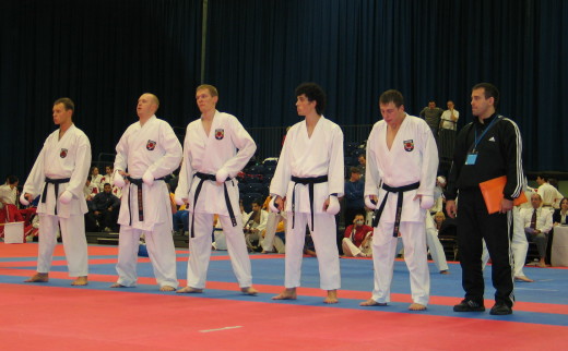 Lietuvos vyrų kumite komanda ir LSKF rinktinių vyr. treneris R. Piepolis